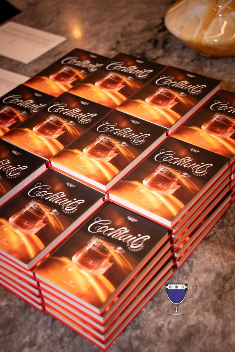 Nel volume&nbsp;i testi di Federico S. Bellanca&nbsp;approfondiscono sia il percorso della Florence Cocktail Week sia il legame storico e culturale tra la citt&agrave; e il Negroni. Importante anche l&rsquo;impatto visivo: le fotografie sono di Michele Tamasco&nbsp;mentre i ritratti sono firmati da Veronica Gaido.&nbsp;Ph credits: Mike Tamasco
