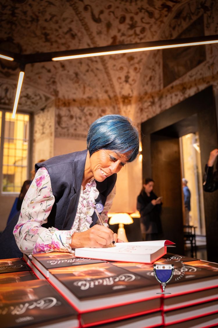 Paola Mencarelli,&nbsp;l'ideatrice della Florence Cocktail Week,&nbsp;mentre firma le copie del libro Cocktails in Florence, edito da Gruppo Editoriale. Ph credits: Mike Tamasco
