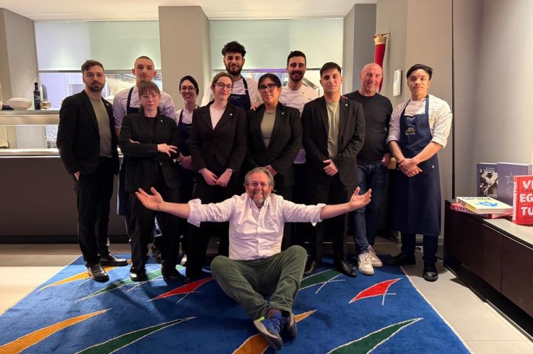 Cristiano Tomei con le brigate di sala e di cucina