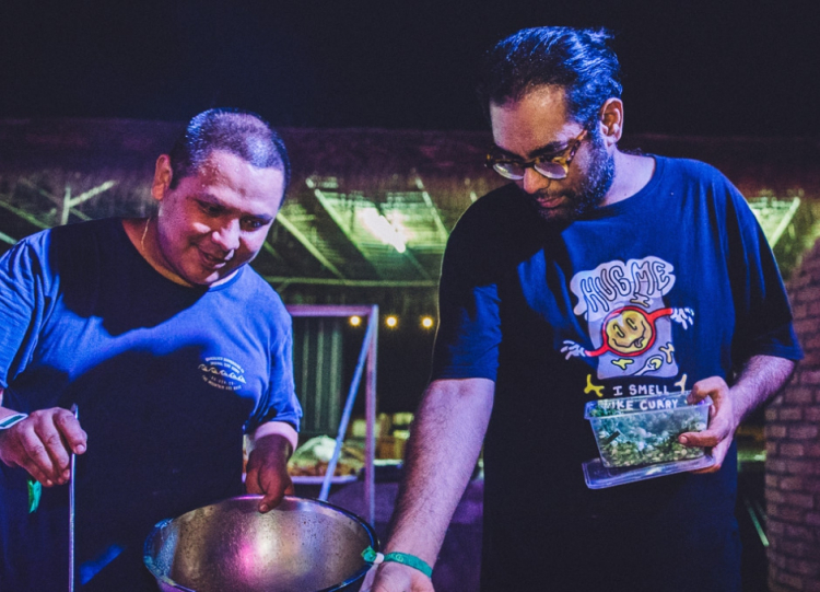 Gaggan (a destra) con l'amico e collega giapponese Takeshi “Goh” Fukuyama. I due cuochi chiuderanno i rispettivi ristoranti entro la fine del 2020 per aprire l'anno successivo Gohgan a Fukuoka, in Giappone (foto wonderfruitfestival.com)
