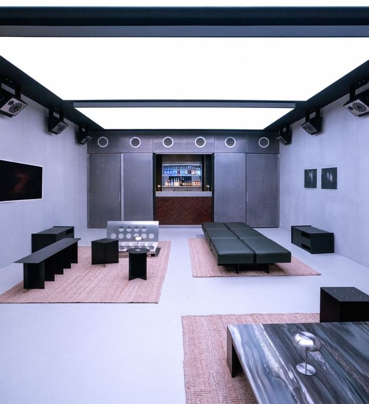 Gli interni del club che fa di Feat un locale poliedrico e plasmabile dall'ospite a seconda delle proprie esigenze
