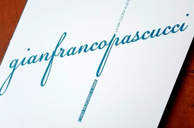 La copertina di Com'è profondo il mare, il libro di Gianfranco Pascucci pubblicato da Gambero Rosso GRH nella collana I Grandi Chef