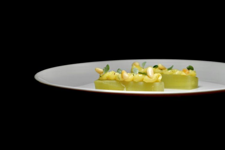 Gambi di carciofo, salsa olandese, pinoli e maggiorana