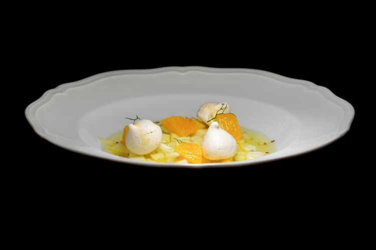 Zuppetta di finocchio e arancia marinati a crudo in sciroppo agli aromi (zafferano, cardamomo, pepe di Timut, barbe di finocchio), meringa all'anice, semi di anice selvatico, olio al mandarino