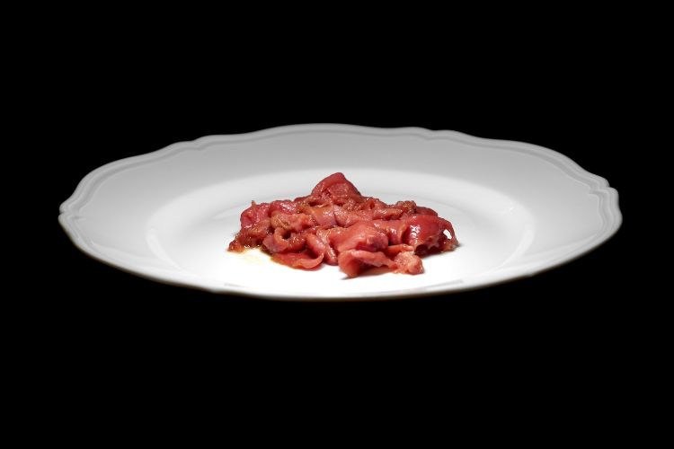 Fassona frollata 30 giorni, marinata in olio di nocciola tonda gentile, soia bio e olio extravergine ligure