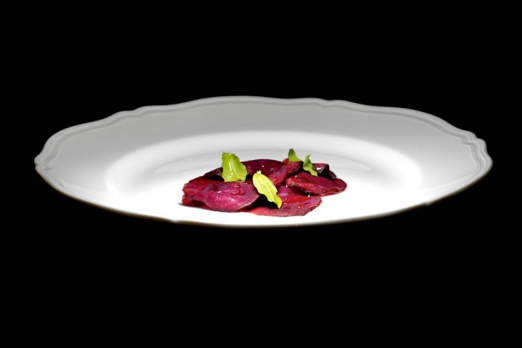 Bresaola di barbabietola: la barbabietola viene fatta macerare sette giorni in salamoia e poi posta per un mese in cantina a stagionare. Viene condita semplicemente con olio evo
