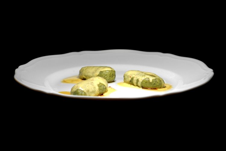 Rabaton di erbe selvatiche (borragine, bietole, catalogna selvatica e papavero), ricotta di pura capra, burro nocciola e fonduta di montebore