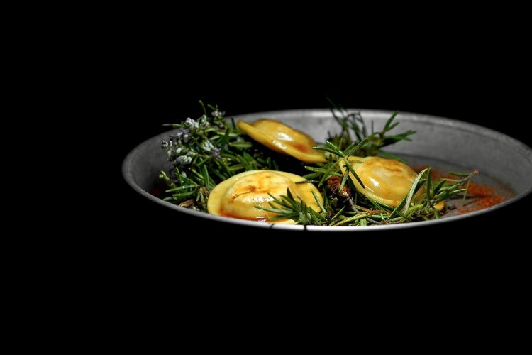Tortelli di galletto alla diavola glassati con il fondo di carne, prima bolliti e poi piastrati. Nel ripieno viene aggiunto un po' di riso «come si usa in Langa»
