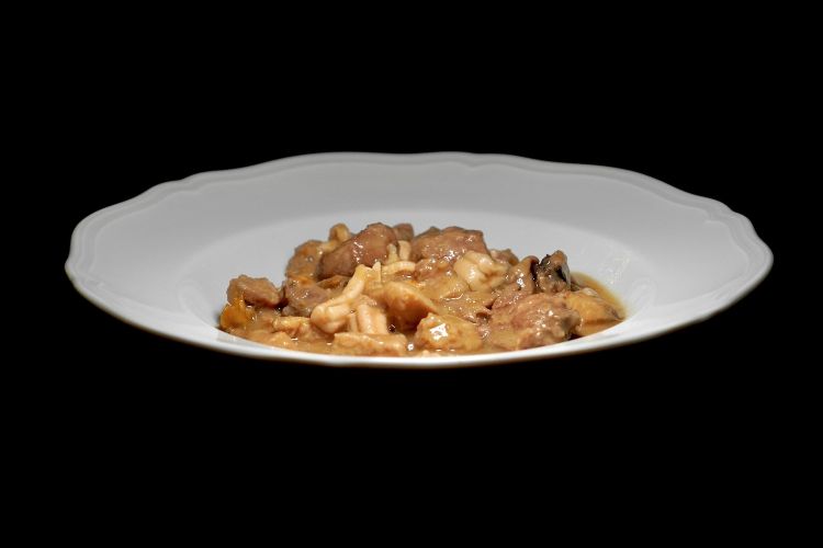 Finanziera: animelle, cervella, filoni e granelle di vitello, fegatini e cuori di pollo nostrano, creste di gallo, polpettine di fassona