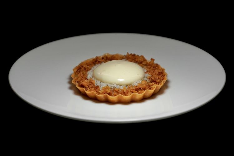 Cipolla dorata di Voghera cotta al sale, cestino di pasta brick, crema di cipolla, senape, spuma di Grana Padano 24 mesi, cipolla croccante. Palatabilità totale