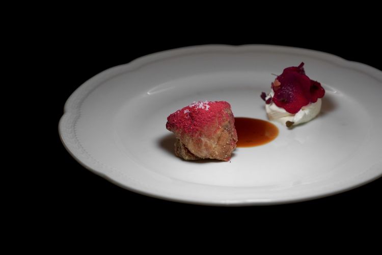 Animella di cuore vitello nappata al burro, il suo fondo, polvere di lampone, panna acida, oxalis rossa, daikon in osmosi di barbabietola e lampone