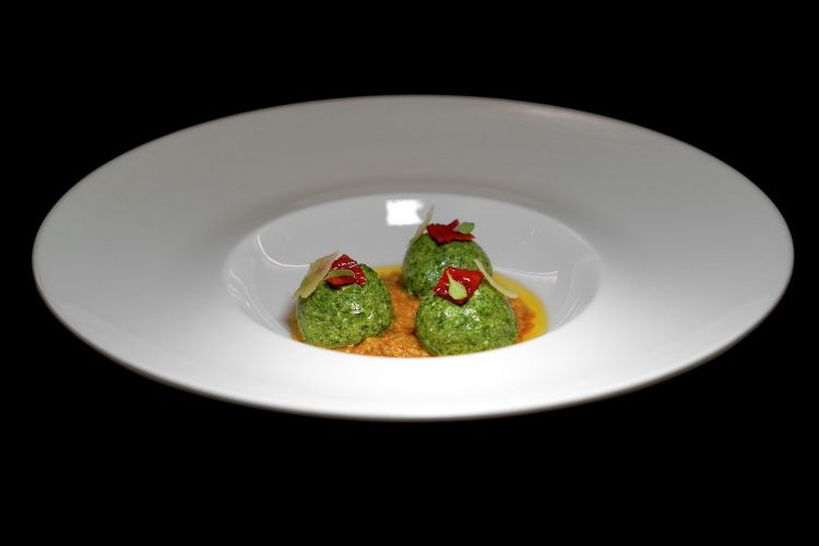 Benfatti di spinaci e ricotta del caseificio Cavanna con pomodorino confit e ragù di coniglio grigio di Carmagnola, la versione dei malfatti by Sgorbini. Il ragù di coniglio è buonissimo, intenso, ma quasi "rovina" i benfatti, eccellenti di loro, ma delicati, con nota erbacea fine
