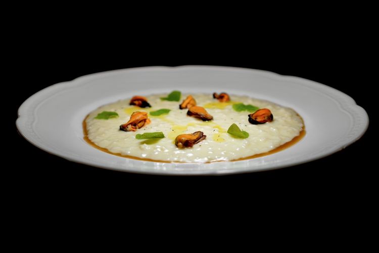 Carnaroli, cozze, cacio e gel di pepe Timut, con due pecorini, sia toscano che romano, più l’acetosella