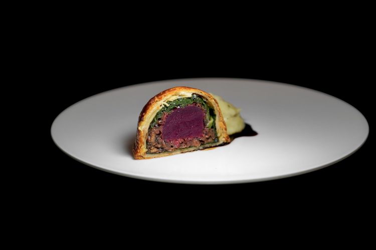 Filetto alla Wellington ma vegetariano: al posto del manzo la rapa rossa al sale, poi champignons, porcini, bieta, duxelles, purea di patate al tartufo, fondo vegetale
