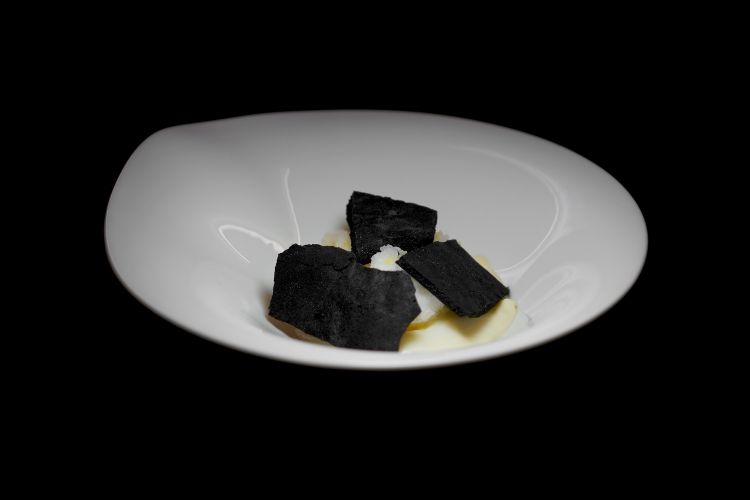Ricordo di Liuk: panna cotta, granita al limone, meringa di liquirizia. Se non sapete cos'è il Liuk, siete troppo giovani. Qui una spiegazione