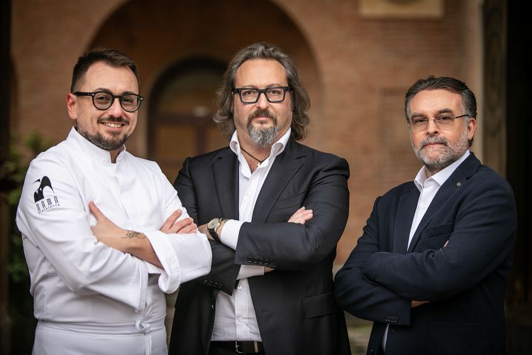 Lo chef Federico Sgorbini con i proprietari del Castello di San Gaudenzio, Massimo e Dario Bergaglio. Lo chef, come abbiamo ricordato qui, ha fatto parte di quella nidiata fertilissima allevata da Andrea Ribaldone al I Due Buoi di Alessandria, una decina d'anni fa. Ne facevano parte, oltre allo stesso Sgorbini, anche Domingo Schingaro, oggi saldo alla guida della corazzata Borgo Egnazia; Gabriele Boffa, bistellato in Monferrato con la sua Locanda del Sant’Uffizio; Umberto Del Nobile, attualmente sous chef di Enrico Crippa al Piazza Duomo; Emanuele Anastasi, che è diventato braccio destro del citato Boffa; Marco Mannori, che abbiamo ritrovato come executive all’Osteria Arborina e poi allo stesso Lino; e Carlo Scanferla, ora alla guida del Bistrot Cavour ad Alessandria, ne abbiamo scritto qui