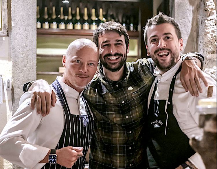 Foto ricordo per lo chef Marco Bonato, NIcolò Quarteroni e Alessio Manzoni, l'altro chef del Ferdy Wild
