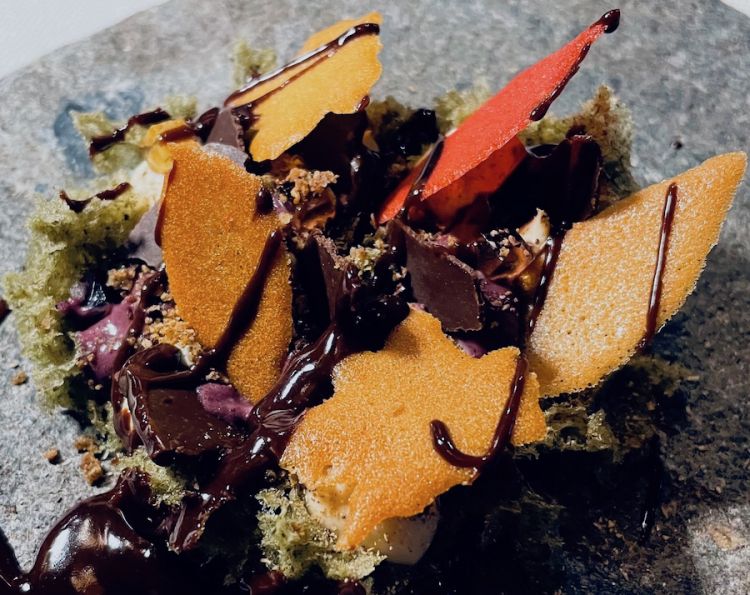 il Bosc, spugna di muschio, cremoso al mirtillo, yogurt...
