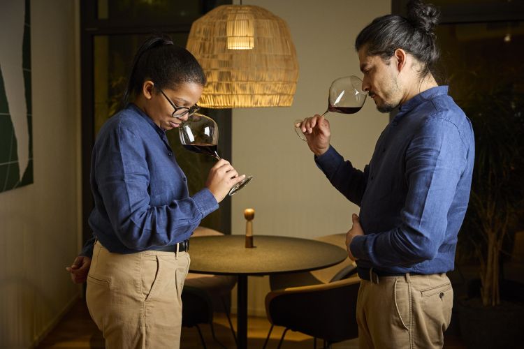 Le anime della sala: Noemi e Juan Carlos Bojaca&nbsp;Herrera, responsabile di sala e cantina. In merito a quest'ultima, parliamo di&nbsp;una proposta focalizzata soprattutto sull'Italia, con piccoli produttori e anche diverse chicche alcol-free
