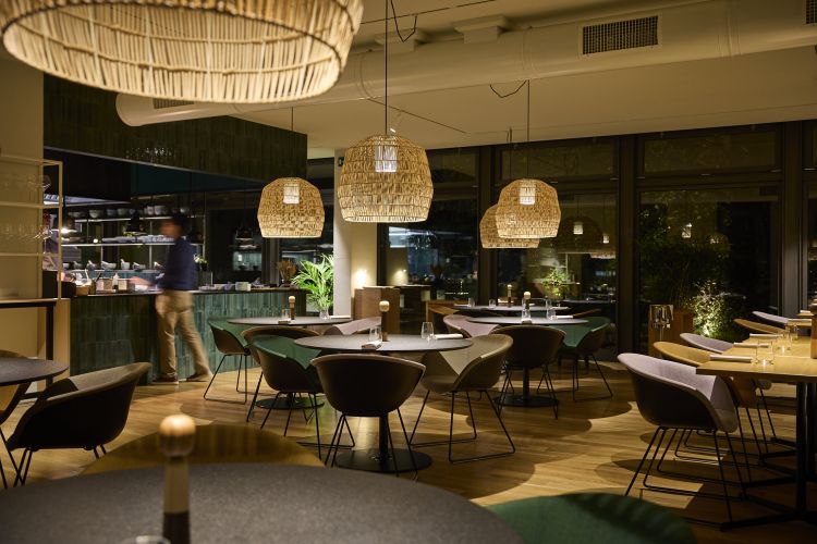 La sala del ristorante Feria, a Treviso: un ambiente minimale, dominato da un approccio materico e tonalit&agrave; che proiettano lontano dalla citt&agrave;
