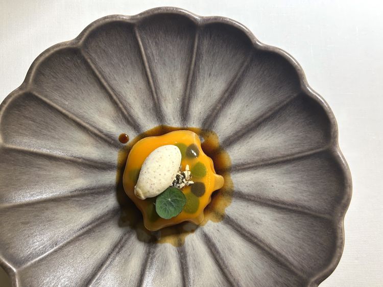 Fermento: zucca rossa, miso, crema alla menta, aglio nero fermentato e gelato alla senape. Della zucca Trentacosti usa tutte le parti, quella principale viene fermentata e diventa il cuore della preparazione, i primi scarti vanno in agrodolce come da classica ricetta palermitana, i ritagli vengono centrifugati per ricavarne un gel di acqua di zucca, le bucce diventano un fondo vegetale, i semi vengono tostati. Assaggio straordinario, complesso, sontuoso e pieno, con gioco perfetto di texture tra acidità, tostato e umami