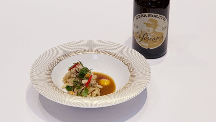 Linguina fresca Grani Antichi anguilla alla brace, sugo di pollo arrosto, albicocche ed erbe di Luca Ferrari, sous chef del ristorante I Fontanili di Gallarate (Varese)
