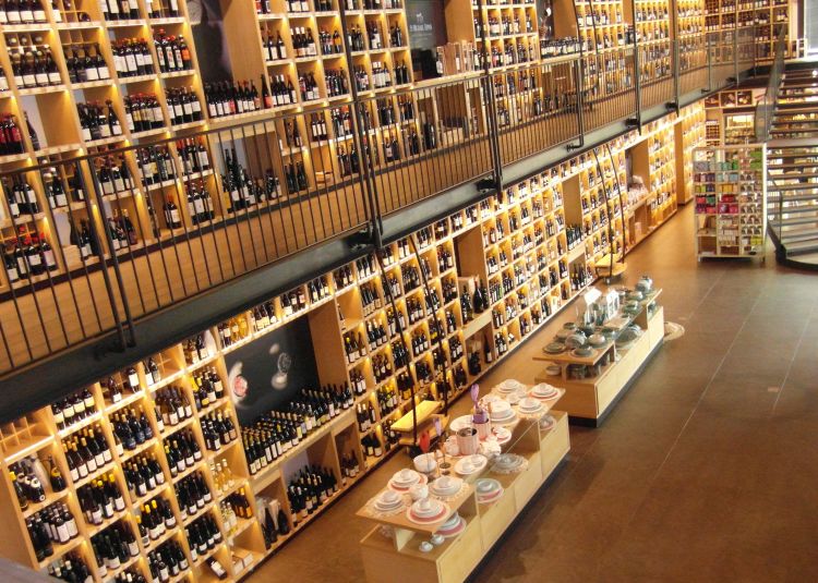 L'interno dal design moderno di FerroWine, l'enoteca aperta nel 2014 che con oltre 8 mila referenze tra vini, distillati e birre artigianali è considerata la più grande d'Europa