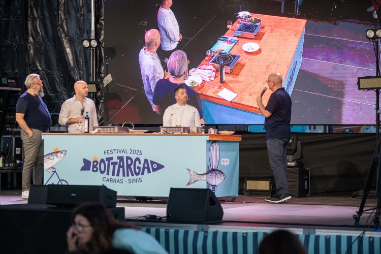 Un momento della scorsa edizione del Festival della Bottarga, sul palco Salvatore Camedda