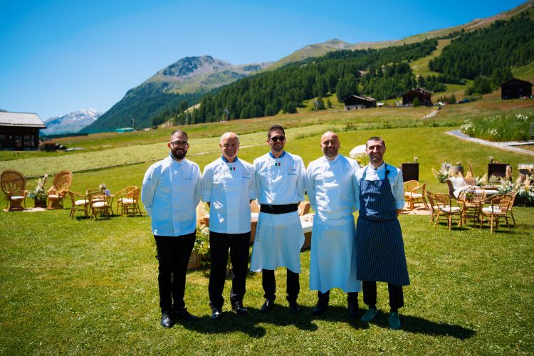 I protagonisti dello show cooking al Festival di Stelle: da sinistra Domenico Cassanelli, sous chef de La Stua da Legn, Enrico Derflingher, presidente di Euro-Toques, Andrea Fugnanesi, chef de La Stua Noa Fine Dining e de La Stua da Legn, Sauro Ricci, chef del ristorante Joia, e Umberto Rocca, chef de partie al Joia