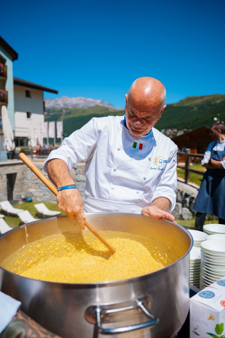 Al Festival di Stelle si è presentato a sorpresa anche Enrico Derflingher, presidente di Euro-Toques e noto per essere stato lo chef della regina Elisabetta, del principe Carlo e di Diana: a Livigno ha presentato il risotto adorato da Carlo, con zafferano, gorgonzola e tartufo nero