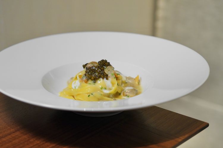 Fettuccine con vongole, caviale e crema acida