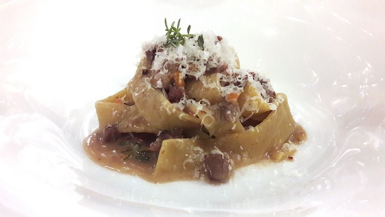 Fettuccine di farina nera siciliana, cinghiale e parmigiano vacche rosse