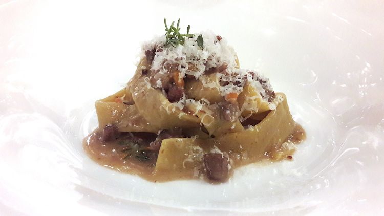 Fettuccine di farina nera siciliana, cinghiale e parmigiano vacche rosse
