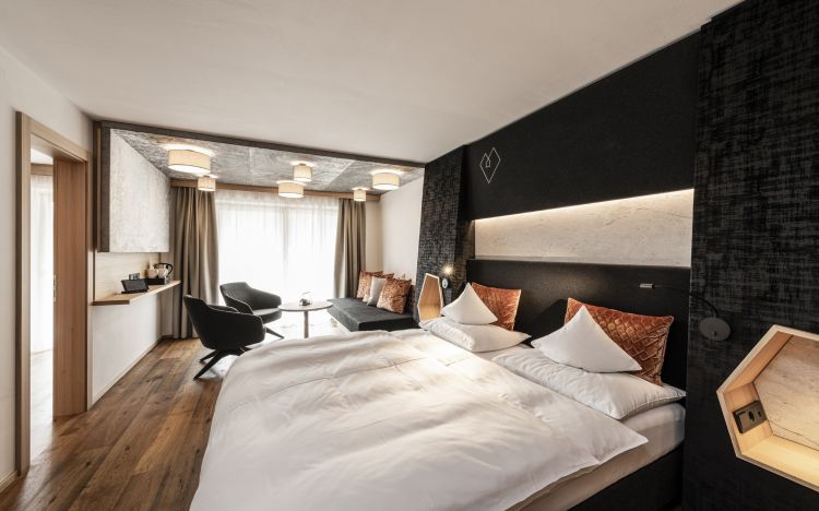 Una delle camere della struttura che accoglie anche chalet e suggestive suites