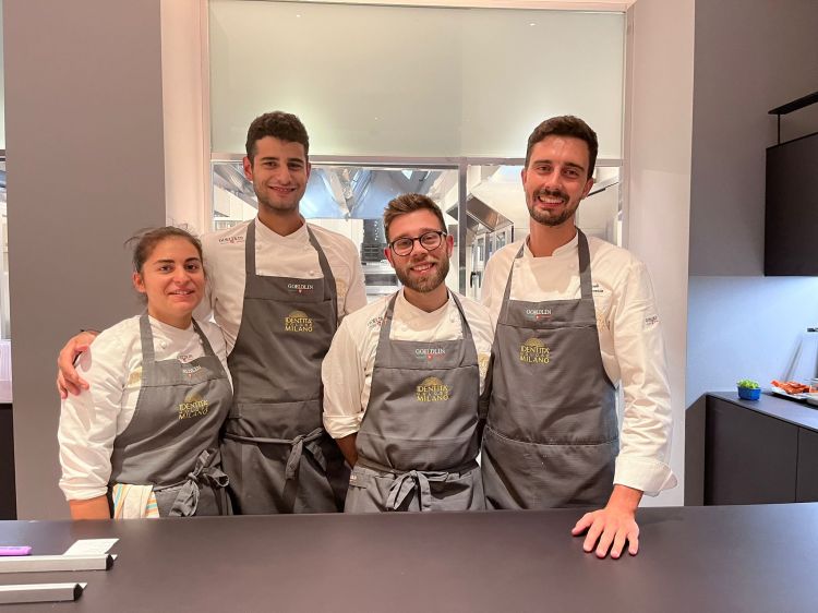 Il team di cucina di Identità Golose Milano capitanato dallo chef Edoardo Traverso
