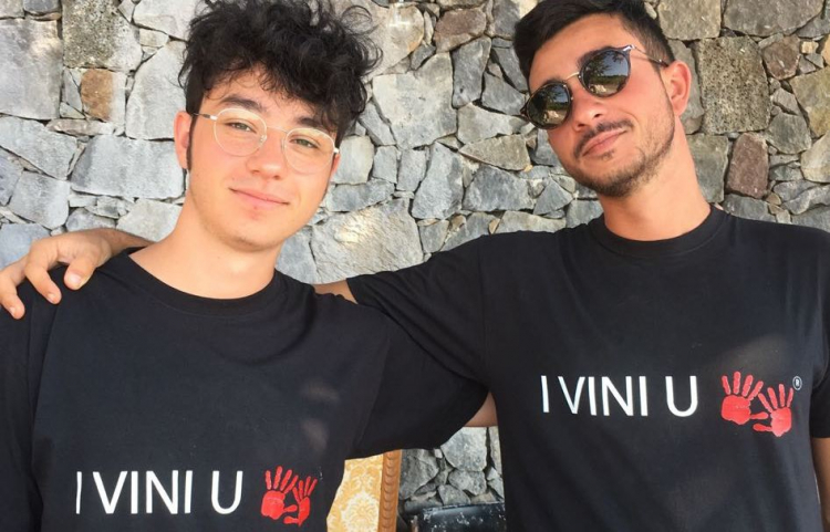Andrea e Simone Foti, figli di Salvo, fanno da "modelli" per le magliette del progetto
