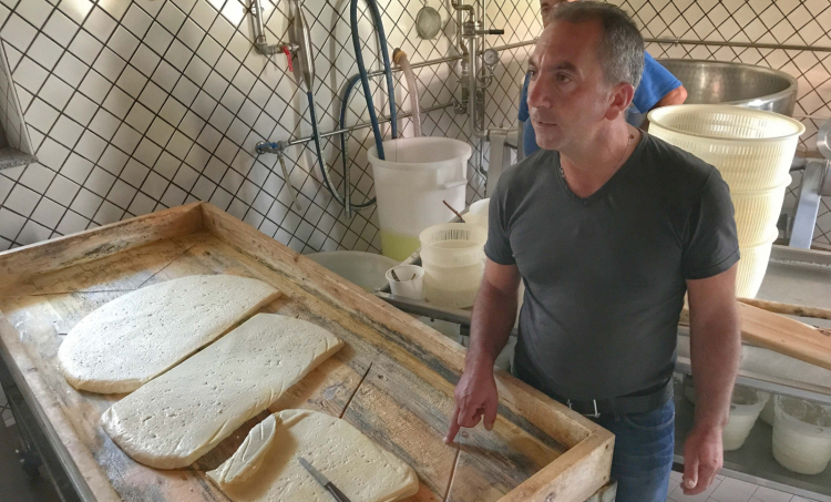 Nino Valenti di fianco alla tavola di legno su cui si stende il "tumo"