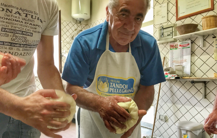 Giuseppe Valenti, e le sue mani esperte, che modellano Provole da quando era bambino