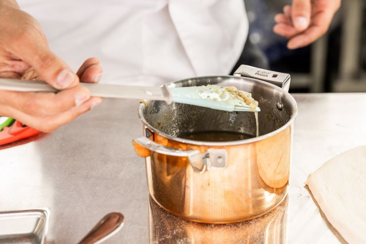 Il lardo da spennellare sulla base della pizza crea uno strato croccante e sfrigolante in cottura