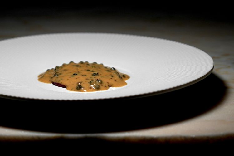Filetto al pepe verde: la carne di fassona è frollata un mese e tagliata a carpaccio. Il pepe verde viene messo in idratazione ed estrazione per tre giorni – questo toglie un po’ di piccantezza – e poi trattato come un risotto, quindi tostato con burro, bagnato con whisky, poi condito senape, panna e fondo di manzo, infine mantecato con burro e Parmigiano. Altro assaggio d'alta classe