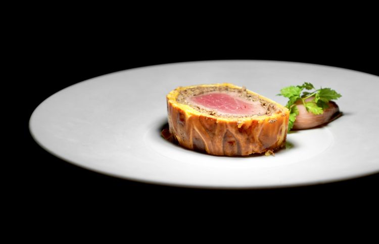 Filetto alla Wellington: filetto di fassona piemontese alla Wellington, salsa al tartufo nero, servito con insalatina di erbe di campo, scalogno in agrodolce, purè di patate gratinato. Foto Tanio Liotta
