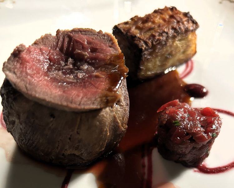 Il Filetto di asino cotto e crudo, frutti di bosco lattofermentati e polveri di capperi proposto dall'executive chef Riccardo Fazio: è il suo piatto dell'estate più venduto al Blum