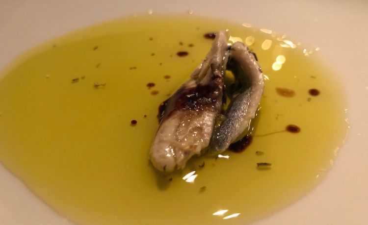 Amuse bouche: Filetto di alice, olio extravergine d'oliva, fior di sale sloveno di Pirano e crema di aceto
