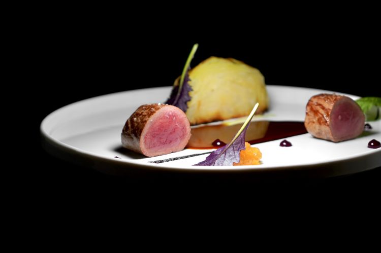 Filetto di capriolo, cappuccio fondente, mostarda di pere e frutti rossi, la sua salsa
