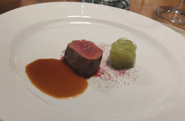 Filetto di cervo con carpaccio di cetriolo