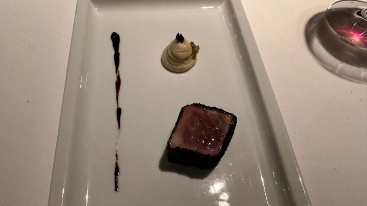 Filetto di tonno cotto in crosta al nero di seppia