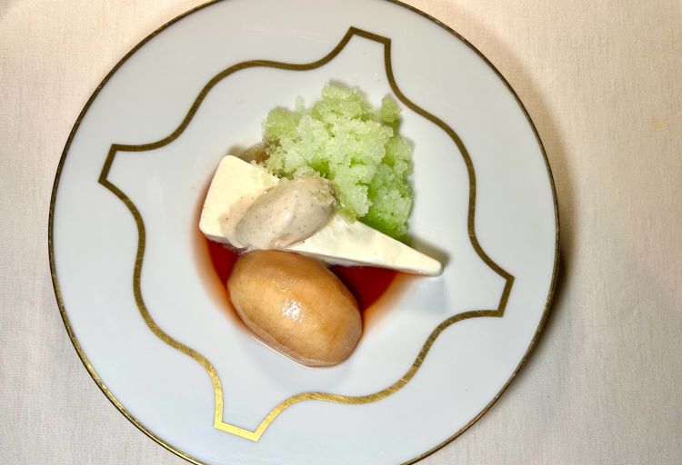 Fichi, cioccolato, vaniglia e gelato alla fava tonka combina una base di cioccolato e caramello, spuma alla vaniglia, gelato alla fava tonka e fichi
