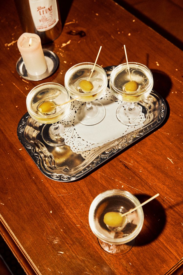 Informale e vivace Bar Leone è un angolo di Roma nel quartiere Central di Hong Kong. Un format vincente che ha conquistato in poco meno di due anni dalla sua apertura non solo il primo posto nell'Asia's 50 Best Bars ma anche il secondo posto nella classifica mondiale