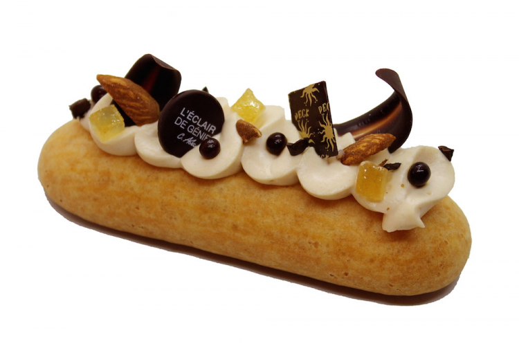 Un éclair è un pasticcino lungo e sottile di pasta choux, quasi sempre riempito di crema e glassato
