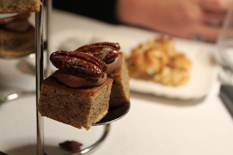 Finanziera di noce pecan e caffè con cremoso al cioccolato e pepe nero e pecan caramellata